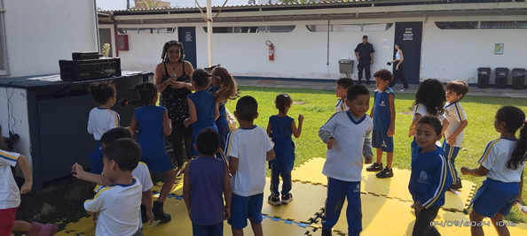 Cantando e recitando com vocês