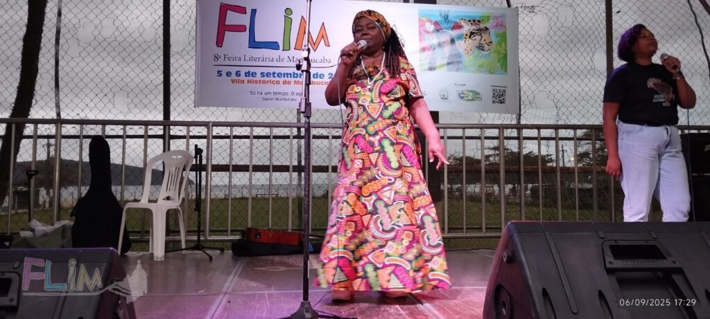 Cristina Moraes no palco da FLIM 2025